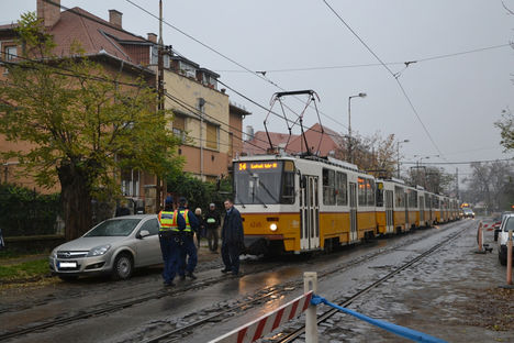 08 - 2014.11.17., a 14v vonala - Görgey Artúr utca, egy esős novemberi délutánon (Kadocsa Gyula, iho.hu).jpg