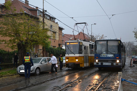 13 - 2014.11.17., a 14v vonala - A gépkocsi vezetője is előkerült (Kadocsa Gyula, iho.hu).jpg