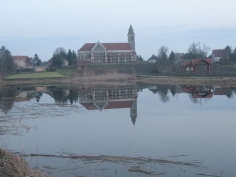 A templom és a Kerék-tó