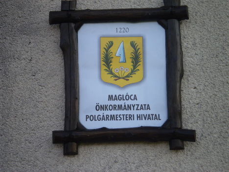 A polgármesteri hivatal táblája .Tóth Tihamér klubtagunk ajánlotta fel.