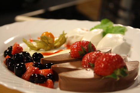 Kétféle mascarponekrém csokoládés panna cottával és fényezett gyümölcsökkel