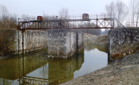 A régi Rajkai zsilip ismét vizet kap a Homoki ágrendszer rehabilitációja során, 2015. február 16.-án