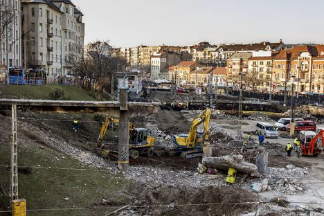 Már a gyalogoshíd is a múlté -   Végleg „gémóver”, pedig hányszor sietett át rajta fél Budapest... (Moszkva-Széll Kálmán tér)