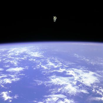 Bruce McCandless űrhajós, közel 100 m-re a Challenger űrrepülőgéptől 1984-ben (NASA)