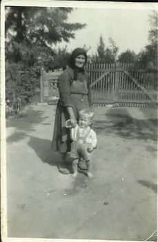Fekete László nagymamájával