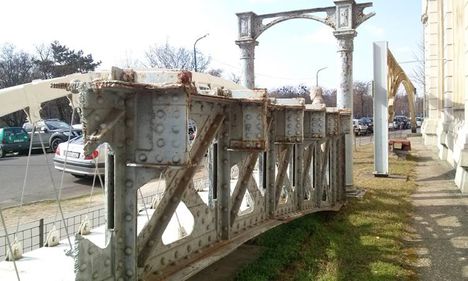 Az 1883-ban átadott szegedi Belvárosi Tisza-híd átépített szerkezetének két eleme a Közlekedési Múzeum előtti hídkertben.