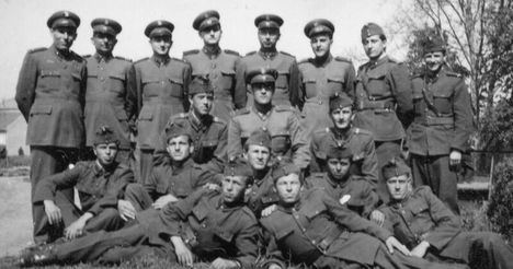 katona csoportkép