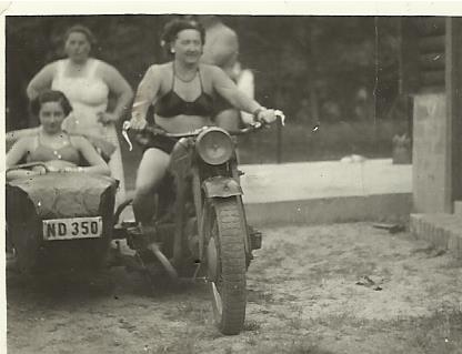 Pingiczer Gyula  édesapám a Zünndapp motorán  a lányok szorakoz