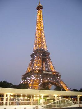 A kivilágított Eiffel-torony