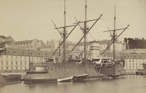 az első fém hadihajó, a Redoubtable Brest hadikikötőben 1882.