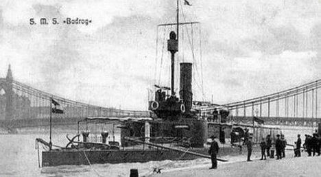 Bodrog monitorhajó az Erzsébet hidnál horgonyoz 1910