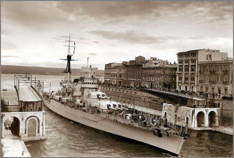 Az olasz Giulio Cesare csatahajó Tarantónál - 1938