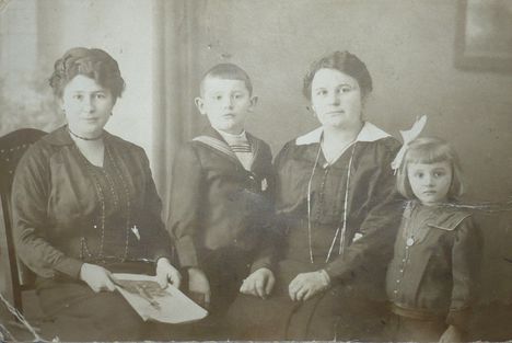 Nagyanyám és sógornője gyerekeivel kocsmárosné korában