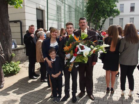 2015. Ballagás, Imi a családjával