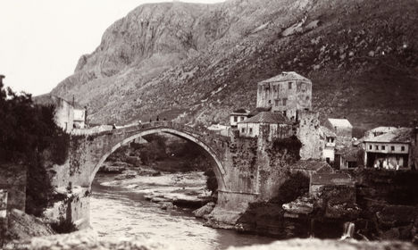 A Neretva felett átívelő mosztári Öreg híd, a híres Stari Most (forrás, fortepan)