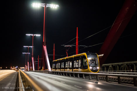A kedd éjszakai futópróba során átkelt a 2202-es CAF a Dunán - A Rákóczi hídon (fotó Vörös Attila. iho.hu - 2015)