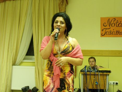 Nova Brigitta, gyöngyösi Főiskolán megtartott nótás találkozón, 2010.jun.19.