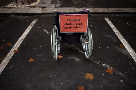 Figyelemfelhívó felirat egy mozgássérült járművén a Kerekesszékkel a tilosban parkolók ellen elnevezésű akción Budapesten, az V. kerületi Nádor utcában 2014. december 3-án. MTI Fotó: Marjai János