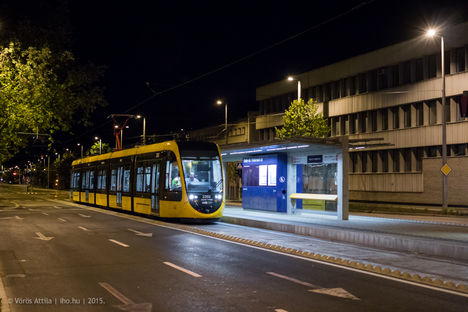 Ma éjjel is tekergett a 2202-es Cafka - Az 1-es új végállomásán (fotó Vörös Attila. iho.hu - 2015)