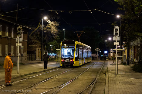 Ma éjjel is tekergett a 2202-es Cafka - Az Etele téri végállomáson (fotó Vörös Attila. iho.hu - 2015)
