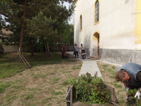Tereprendezés a templom és a plébánia udvarán 11