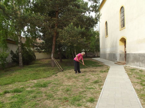 Tereprendezés a templom és a plébánia udvarán 3