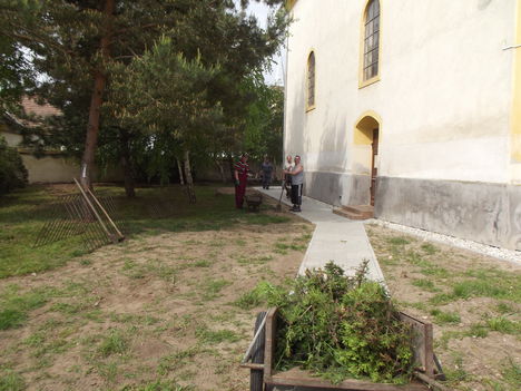 Tereprendezés a templom és a plébánia udvarán 4