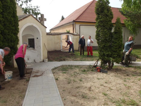 Tereprendezés a templom és a plébánia udvarán 5