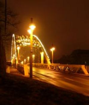 A Kossuth híd kivilágítva