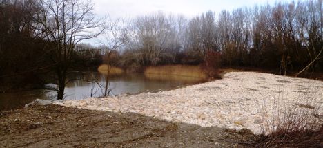 Rajka, a Mosoni-Duna vízpótlását adó Jónási mellékág a Kertész-gátnál, 2015. január 12.-én