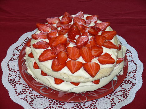 Gyereknapi epres Pavlova torta