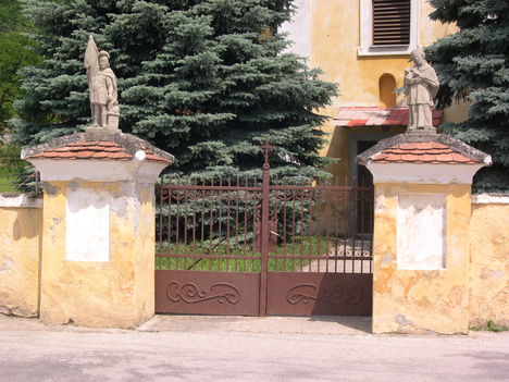 BECKÓ nz-kapu Szent Flórián és Nepomuki Szent János