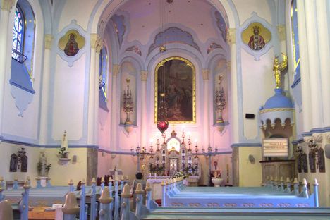 1280px-Blaue_Kirche_Bratislava_Altar