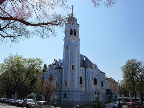 1280px-La_Iglesia_Azul_-_Bratislava_-_República_Eslovaca_(6941933680)