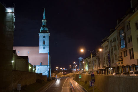 Ato_bratislava_nightshot_of_martin_cathedral