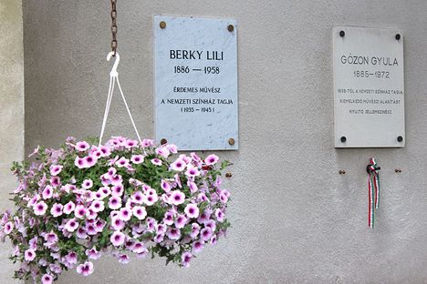 Gózon Gyula és Berky Lili emléktáblájáa a volt lakóházunk falán