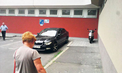 Horváth Kálmán, kormánymegbízott mozgássérülteknek kijelölt parkolóhelyen állt meg a szolgálati Škoda Superbjével (az általa vezetett kormányhivatalnál)