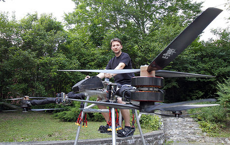 Vígh Viktor fejlesztőmérnök a Flike drónmotor prototípusával Miskolcon 2015. június 8-án