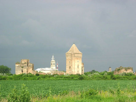 BÁCS A bácsi vár háttérben balról a Szent Pál katolikus templommal, jobbról pedig a ferencesek templomával