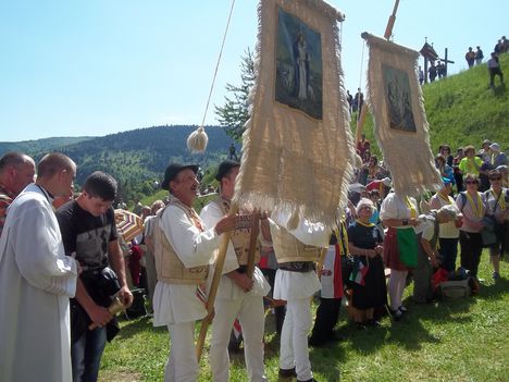 Csángó szentmise a Kontumáci kápolnánál