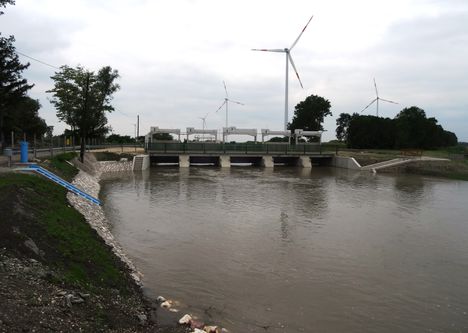 Lajta folyó a felújított Mosonmagyaróvári zsilip alvizén, egy kisebb árhullámnál, 2015. május 25.-én