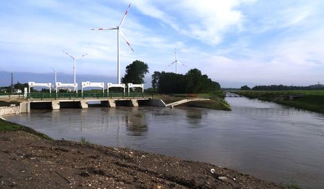 Lajta folyó a Mosonmagyaróvári zsilip alvizén, egy kisebb árhullámnál, 2015. május 25.-én