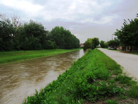 Lajta folyó egy kisebb árhullámnál, 2015. május 25.-én, Malom-csatorna alsó torkolata felett