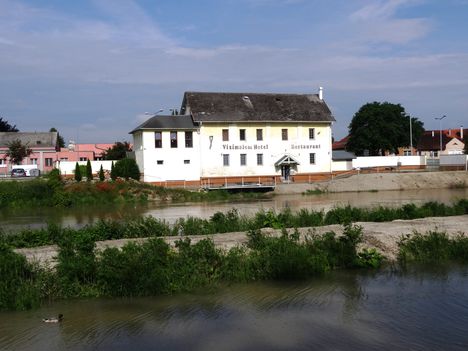 Mosoni-Duna folyó a régi Allisdorfer malom épületével, 2015. május 25.-én