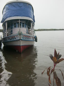 Kiránduló hajó az Amazonason, esőben...