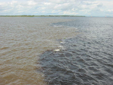 Rio Solimoes és Rio Negro folyók..., a vizek találkozása...  Innentől nevezik a folyamot Amazonasnak