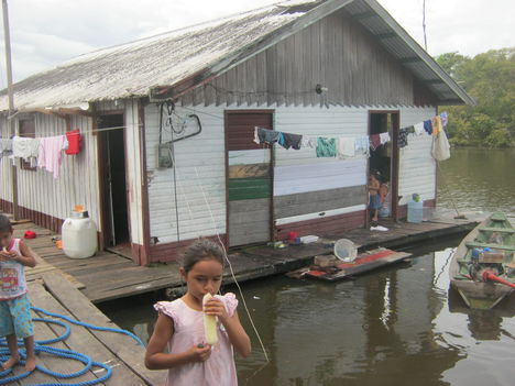 Úszó faluban az Amazonason...