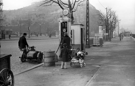 1955.  Benzinkút Budapesten