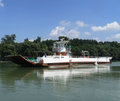 A LIPÓT nevű komp a Duna folyam főmedrében, 2015. augusztus 04.-én