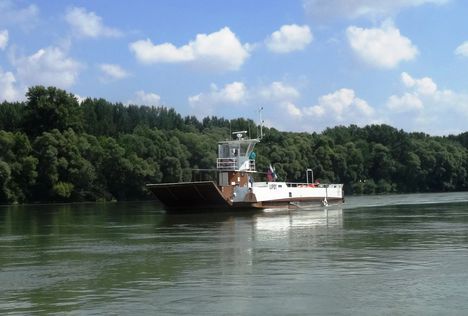 Duna folyam főmeder LIPÓT nevű komp Bősről  Dunaremetére tartva, 2015. augusztus 04.-én